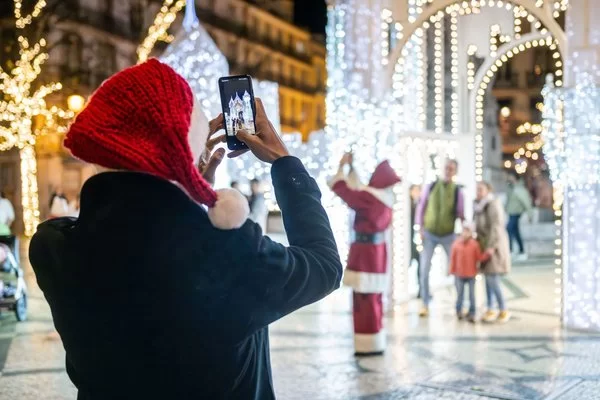 palácio iluminado em imagem de telemóvel