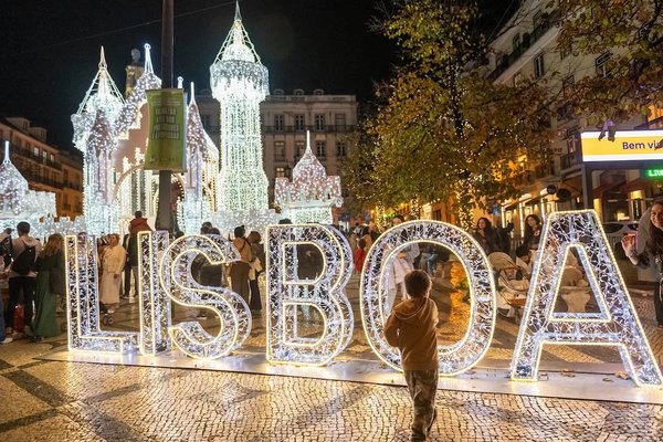 Palácio e palavra Lisboa iluminado com luzes brancas