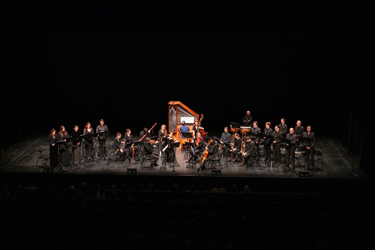 em palco cantores e músicos