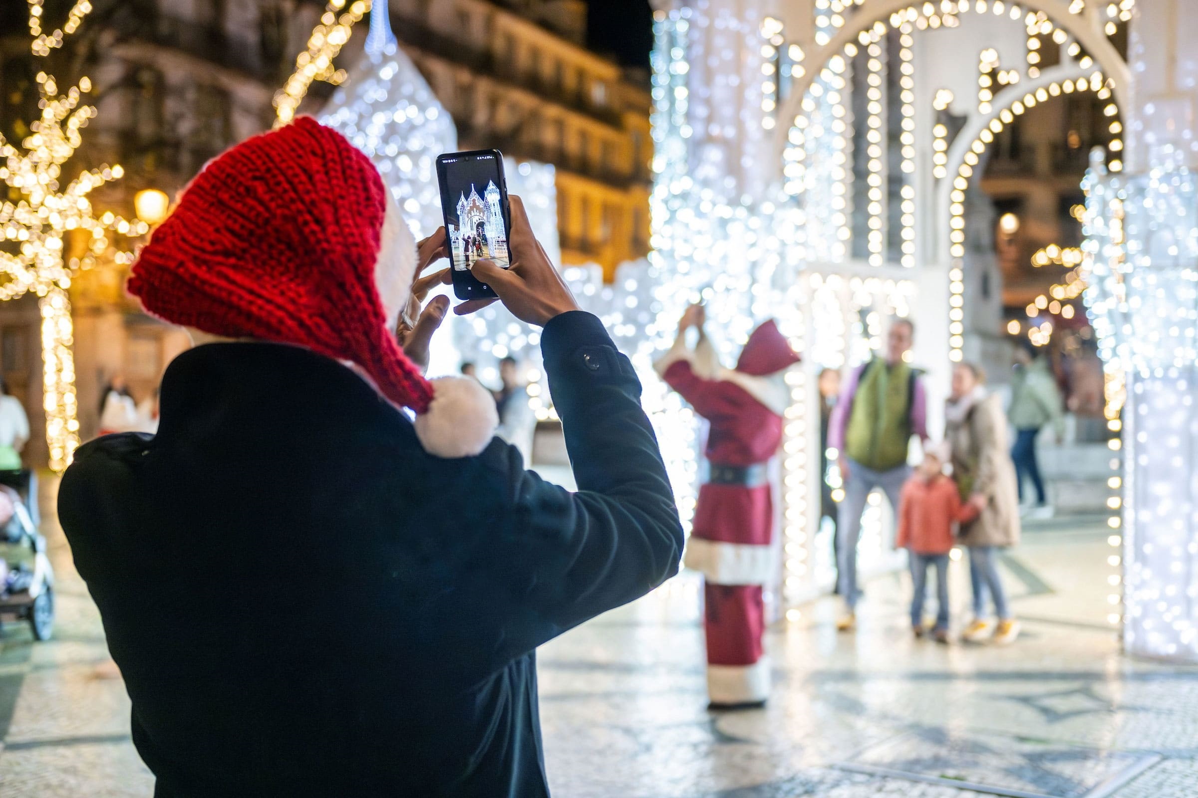 palácio iluminado em imagem de telemóvel