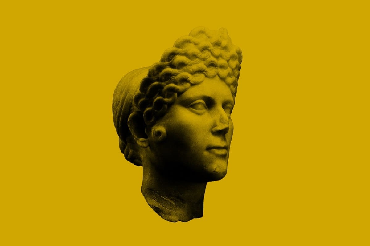 busto da antiguidade em fundo amarelo