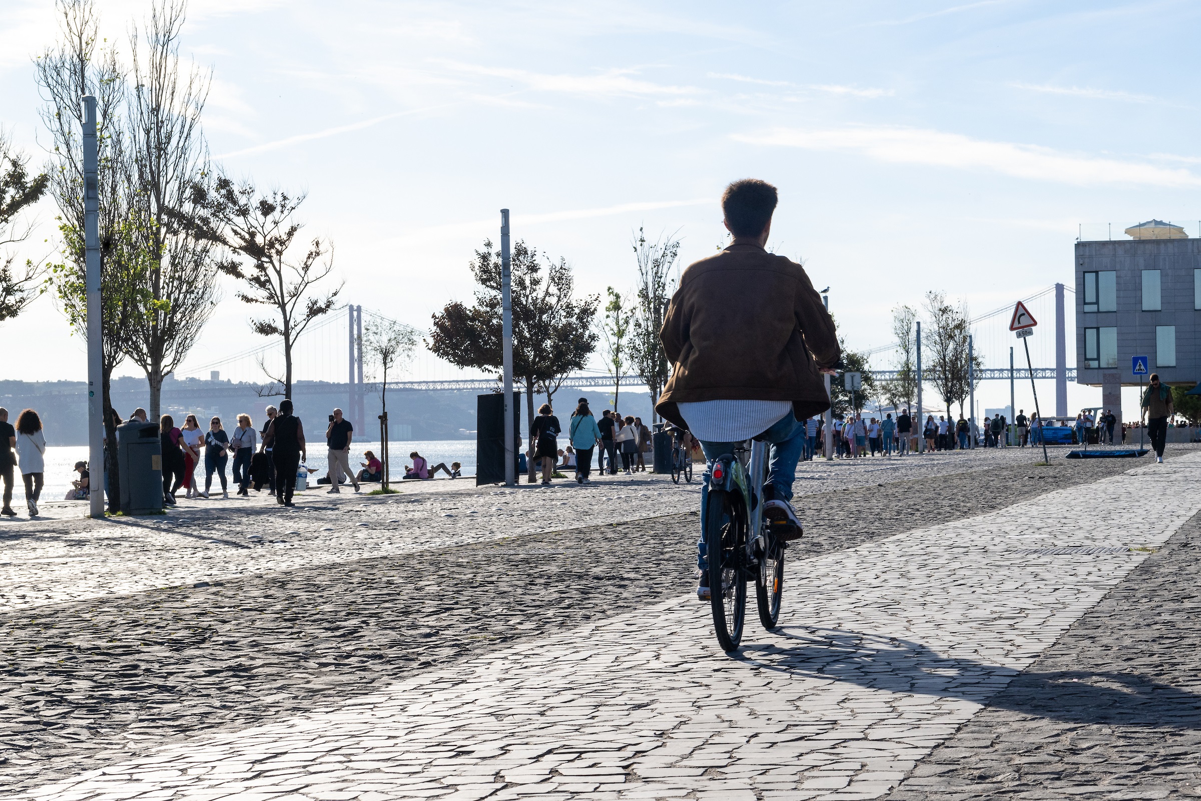 ribeira das naus peões e ciclistas