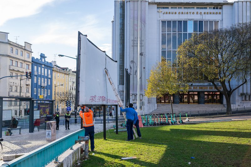 Alameda Dom Afonso Henriques livre de outdoors após intervenção municipal