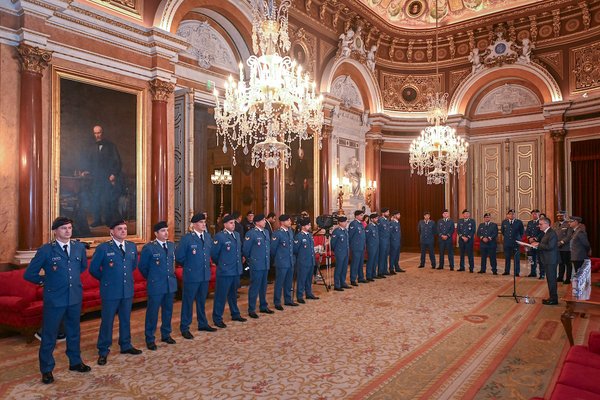 Sapadores de Lisboa recebidos na Câmara Municipal após missão em Valência