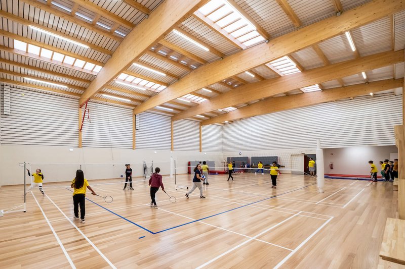 O Pavilhão conta com um campo de jogos com dimensões oficiais para a prática de andebol, futsal, basquetebol, corfebol e voleibol