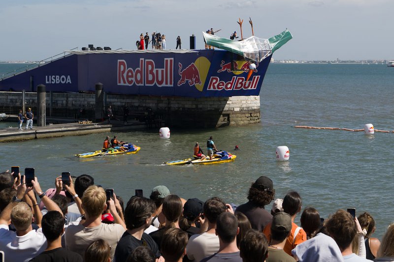 Red Bull Flugtag Lisboa, na Doca da Marinha, com 20 mil espectadores a assistir