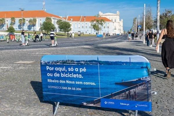 A Ribeira das Naus fecha ao trânsito aos domingos. Entre as 8h e as 20h apenas é permitido caminhar, correr ou andar de bicicleta